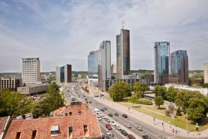 Uma visão geral de Vilnius ou uma vista da cidade tirada do hotel