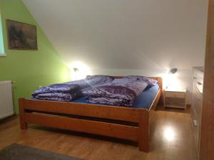 
Posteľ alebo postele v izbe v ubytovaní Zemianska Kúria Vachtár
