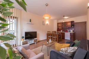 Кухня или мини-кухня в Charming Ski Apartments Near Gondola & Bar Street, Cedar Lodge 1 Complex
