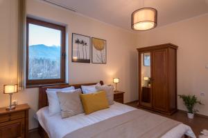 1 dormitorio con 1 cama grande y ventana en Charming Ski Apartments Near Gondola & Bar Street, Cedar Lodge 1 Complex, en Bansko