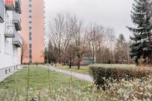 Vonkajšia záhrada v ubytovaní APARTEL Rakowiec