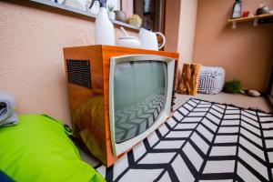 Televízia a/alebo spoločenská miestnosť v ubytovaní Apartman Orlie Pierko - Tatranska Lomnica