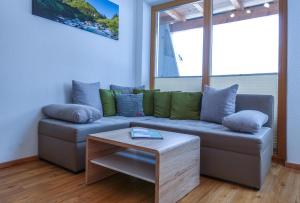 A seating area at Apart Mirjam