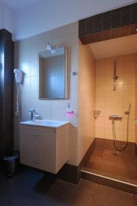 Koupelna v ubytování Holiday Rooms