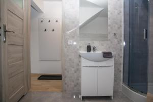 アウグストゥフにあるCity Center Apartments Mostowa 17Aの白い洗面台とシャワー付きのバスルーム +97枚の写真