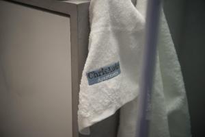 ChrisAndro Apartments في أثينا: منشفة بيضاء عليها ملصق بجانب النافذة