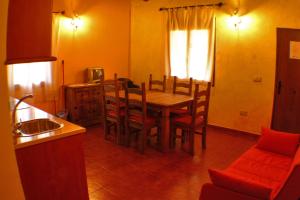 cocina con mesa y sillas en una habitación en Apartamentos Rurales La Vega del Jerte, en Jerte