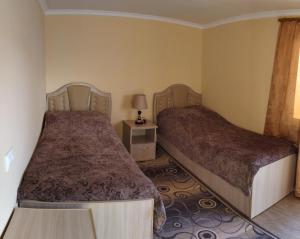 Un pat sau paturi într-o cameră la Tatev Boutique Cottage