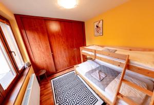 a small room with two bunk beds in it at Apartman Orlie Pierko - Tatranska Lomnica in Vysoke Tatry - Tatranska Lomnica.