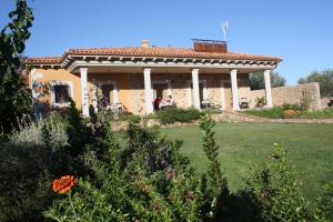 Ein Garten an der Unterkunft Apartamentos El Jardín del Poeta