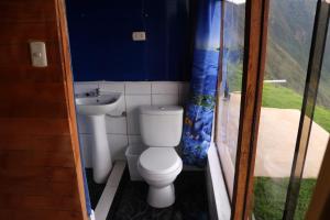 y baño con aseo y lavamanos. en Llactapata Lodge overlooking Machu Picchu - camping - restaurant, en Salcantay