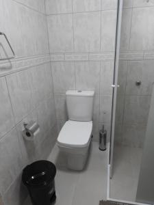 Un baño de Apartamento em Bombinhas