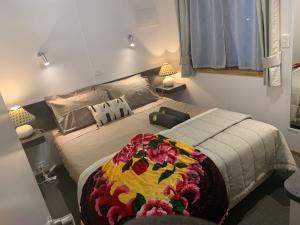 מיטה או מיטות בחדר ב-OMARU FARM STAY