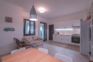Una cocina y una sala de estar con mesa y sillas. en Casa Fiore, en Pula