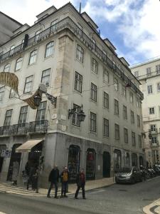 un grupo de personas de pie en frente de un edificio en São Jorge Castle view Apartment, en Lisboa