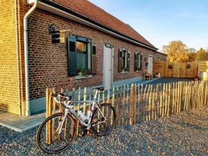 una bicicleta estacionada frente a un edificio de ladrillo en ‘t Vaerthuys en Dilsen-Stokkem