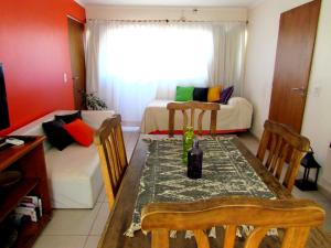 - une salle à manger avec une table et un canapé dans l'établissement Encantador Departamento en Mendoza Domaine Laborde II, à Mendoza