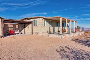 une maison dans le désert avec une table et des chaises dans l'établissement Roadrunner's Roost, à Twentynine Palms