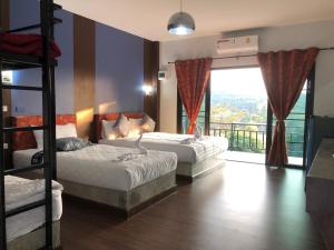 een slaapkamer met 2 stapelbedden en een balkon bij Baan Rai Phufah Resort Chiangrai in Ban Pa Ruak