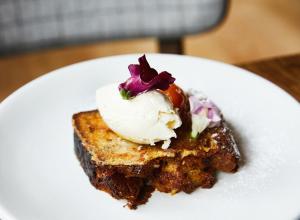 un morceau de gâteau avec de la crème glacée sur une assiette blanche dans l'établissement Kimpton Riverplace Hotel, an IHG Hotel, à Portland