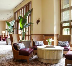 eine Lobby mit einem Couchtisch, Stühlen und einem Tisch in der Unterkunft Kimpton Riverplace Hotel, an IHG Hotel in Portland