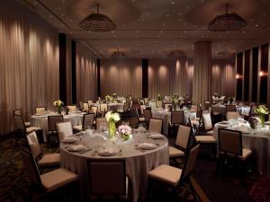 Kimpton Hotel Eventi, an IHG Hotel tesisinde bir restoran veya yemek mekanı