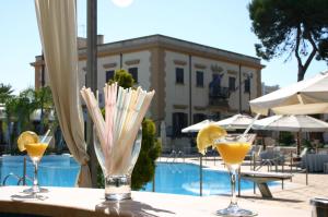 Bazén v ubytování Grand Hotel Palace nebo v jeho okolí