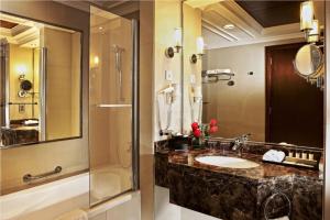 Ванная комната в Park Regis Kris Kin Hotel