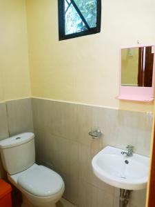 um banheiro com vaso sanitário e pia em Aquing's Place em El Nido