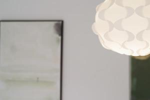 a light fixture and a mirror in a room at Xiamen Gulangyu Heitan Hotel in Xiamen