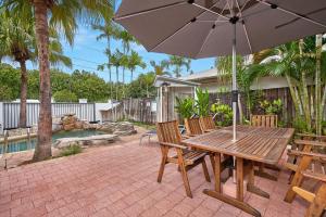 The swimming pool at or close to Royal Palm Villas