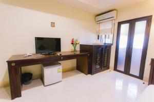 TV a/nebo společenská místnost v ubytování Royal Princess City Lamphun Hotel
