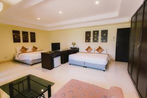 Postel nebo postele na pokoji v ubytování Royal Princess City Lamphun Hotel
