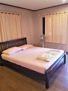 En eller flere senge i et værelse på Mama O Chai Koh Tao