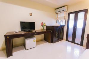 TV a/nebo společenská místnost v ubytování Royal Princess City Lamphun Hotel