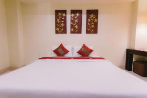 Postel nebo postele na pokoji v ubytování Royal Princess City Lamphun Hotel