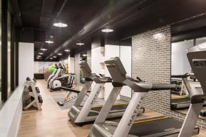 een fitnessruimte met loopbanden en crosstrainers bij Kimpton Aertson Hotel, an IHG Hotel in Nashville