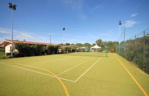 a tennis court with a net on top of it at Villaggio Il Girasole in Follonica +78 photos