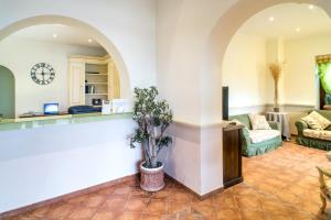 eine Lobby mit einer Uhr an der Wand in der Unterkunft Hotel Villa Degli Angeli in Castel Gandolfo