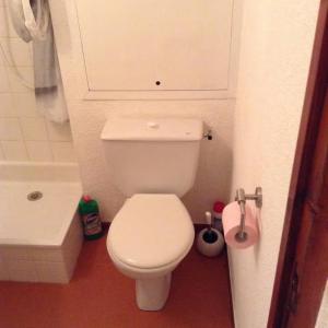 a bathroom with a white toilet and a bath tub at Les studios du chalet club Valfréjus in Modane