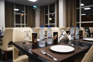 un tavolo con sopra delle bottiglie d'acqua di BAITI Furnished Apartments a Salalah