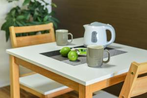 a table with two coffee mugs and apples on it at 札幌市中心部大通公園まで徒歩八分観光移動に便利なロケーションe507 in Sapporo