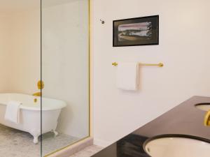 A bathroom at Kimpton Palladian Hotel, an IHG Hotel
