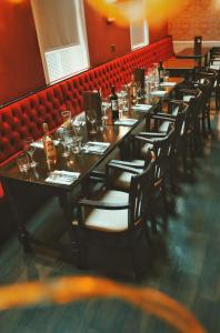 una fila de mesas y sillas en un restaurante en Royal Mackintosh Hotel en Dunbar