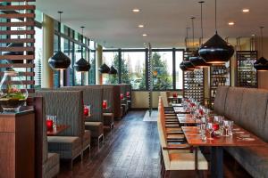 
A restaurant or other place to eat at Kimpton Overland Hotel - Atlanta Airport, an IHG Hotel
