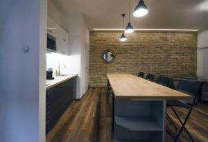 Kuchyňa alebo kuchynka v ubytovaní Pacman Apartment + 16 fotografií