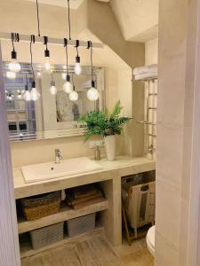 Ένα μπάνιο στο Studio lux Loft on Victory street in the City Center