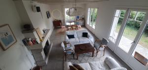 uma vista aérea de uma sala de estar com mobiliário branco em Belle maison accès plage à pied à la Garde St Cast em Saint-Cast-le-Guildo