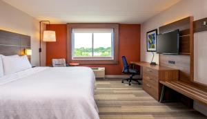 Televiisor ja/või meelelahutuskeskus majutusasutuses Holiday Inn Express Chesapeake - Norfolk by IHG