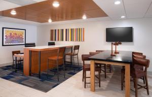 Televiisor ja/või meelelahutuskeskus majutusasutuses Holiday Inn Express Chesapeake - Norfolk by IHG